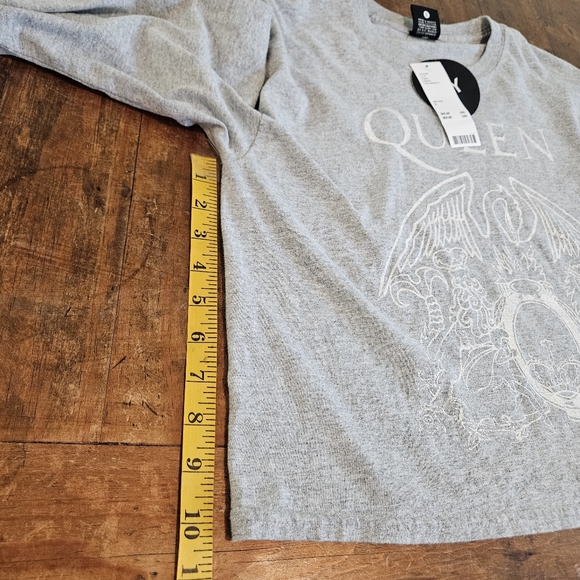 NWT -  Day Queen Crest Crop Sleeve Tee from Urban Outfitters - Picture 6 of 10